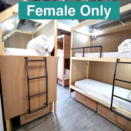 Cwtsh Hostel Σουόνσι Εξωτερικό φωτογραφία Female only dormitory