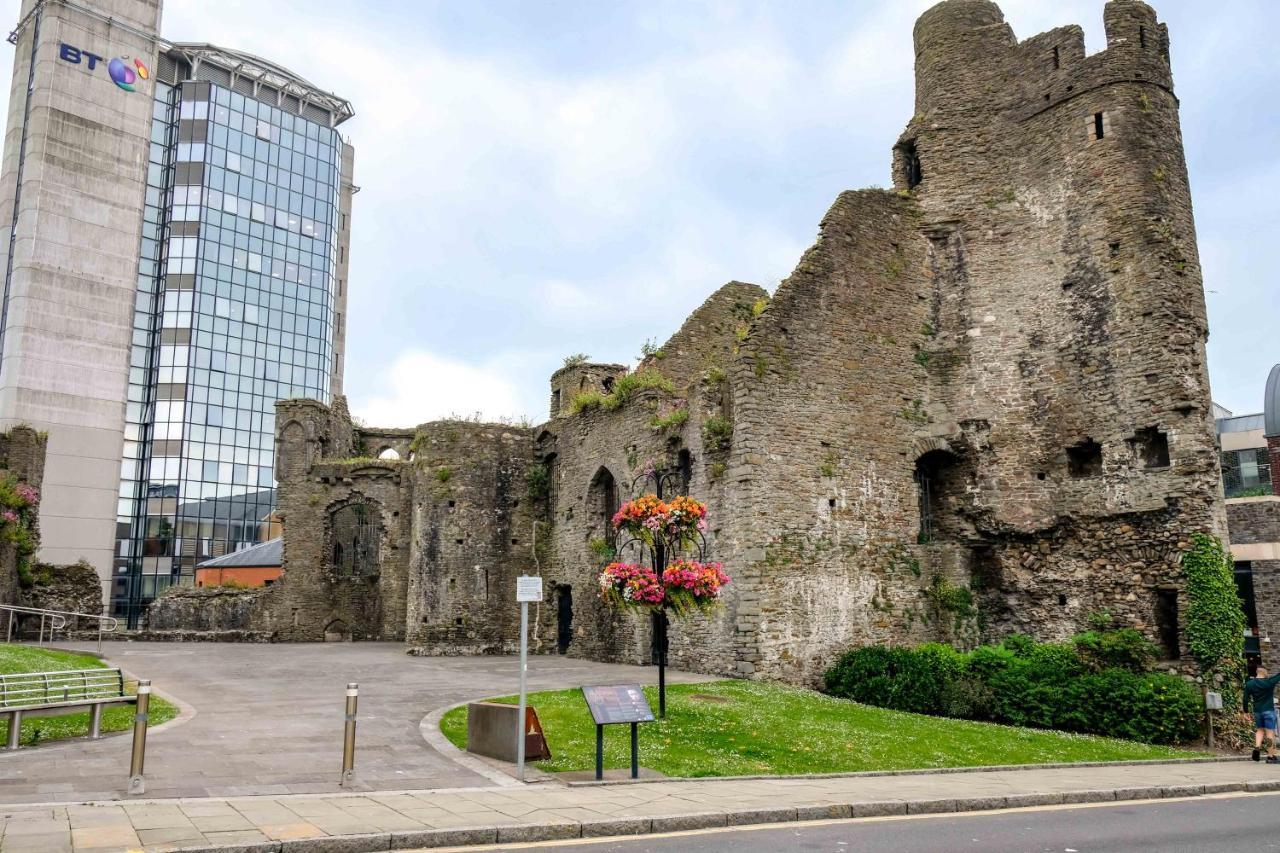 Cwtsh Hostel Σουόνσι Εξωτερικό φωτογραφία Trim Castle