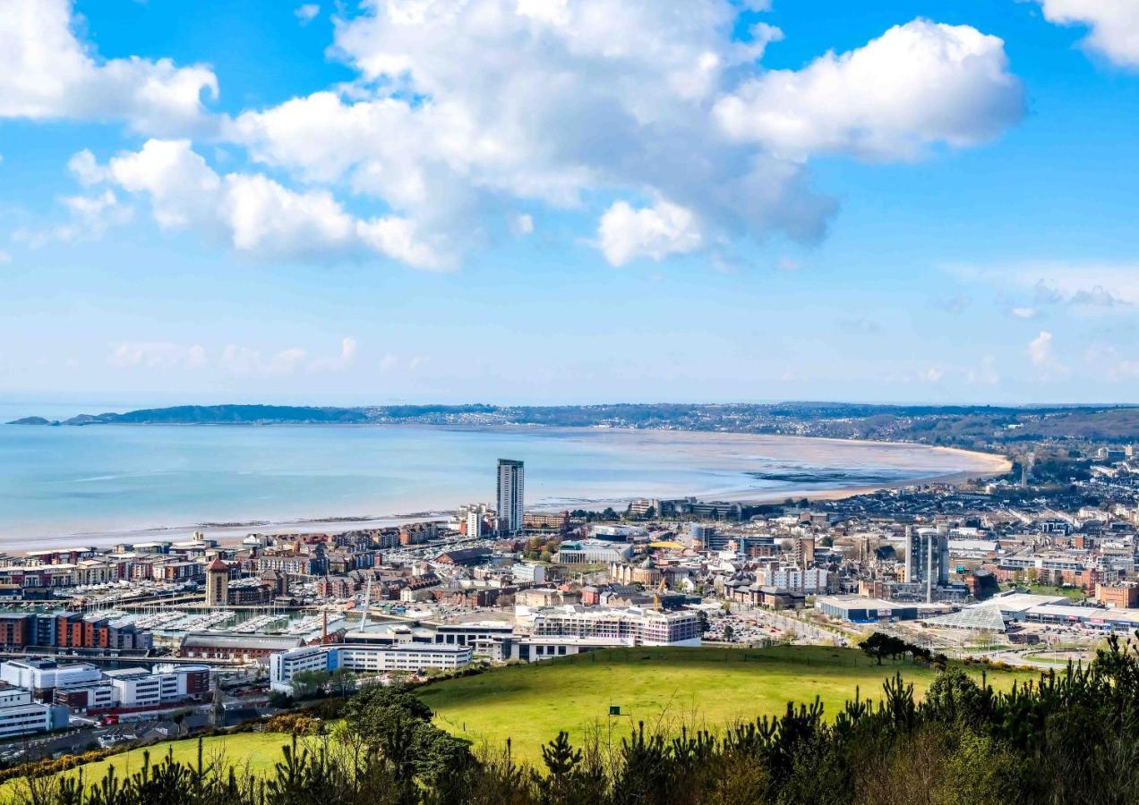 Cwtsh Hostel Σουόνσι Εξωτερικό φωτογραφία View of Laon