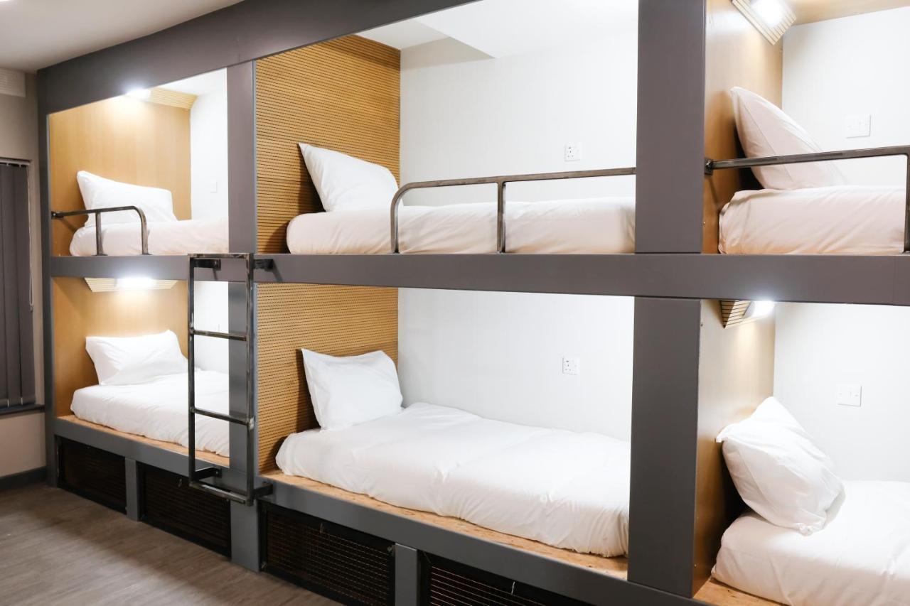 Cwtsh Hostel Σουόνσι Εξωτερικό φωτογραφία A typical pod room at a capsule hotel