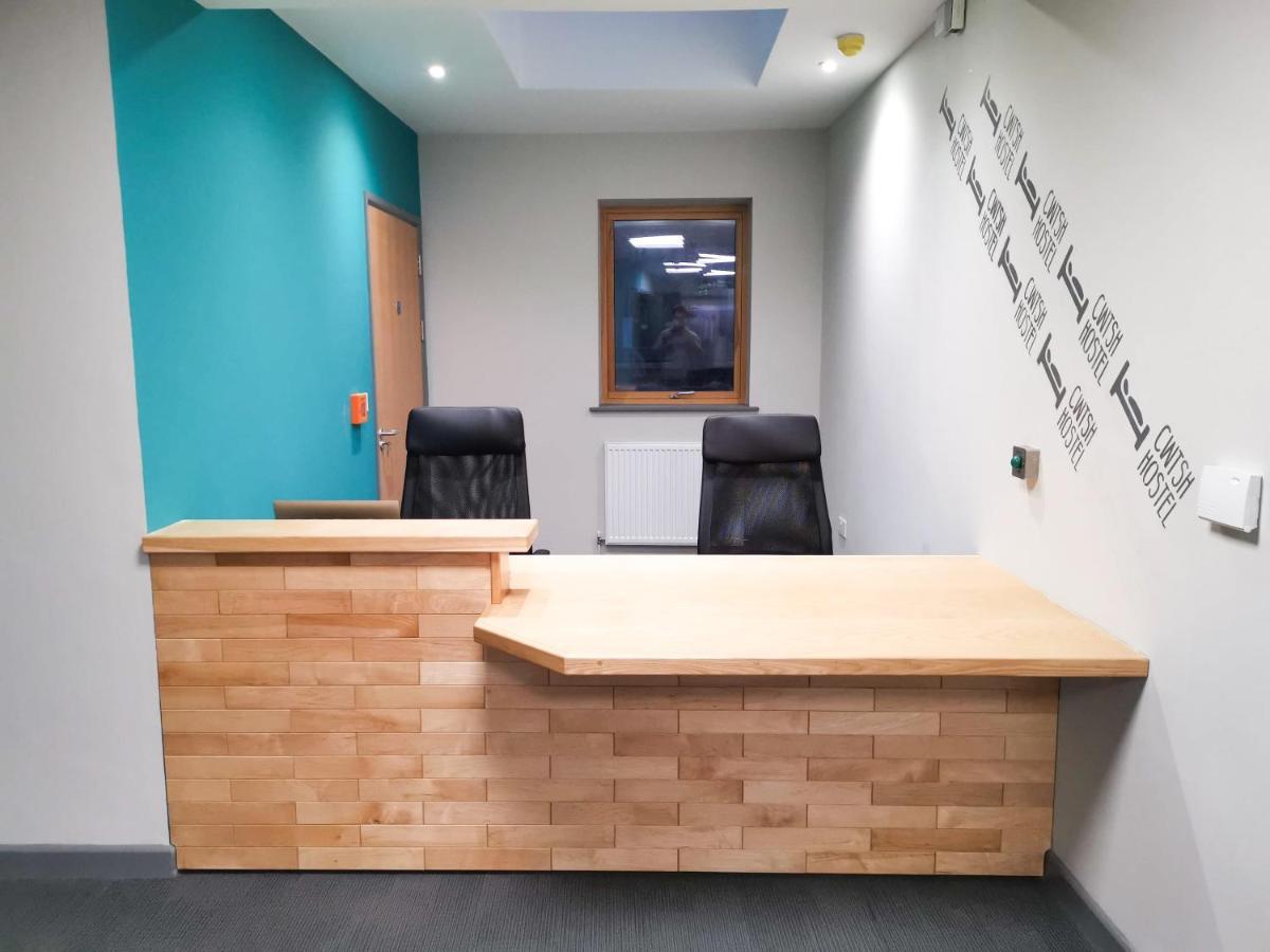 Cwtsh Hostel Σουόνσι Εξωτερικό φωτογραφία The reception area of the school