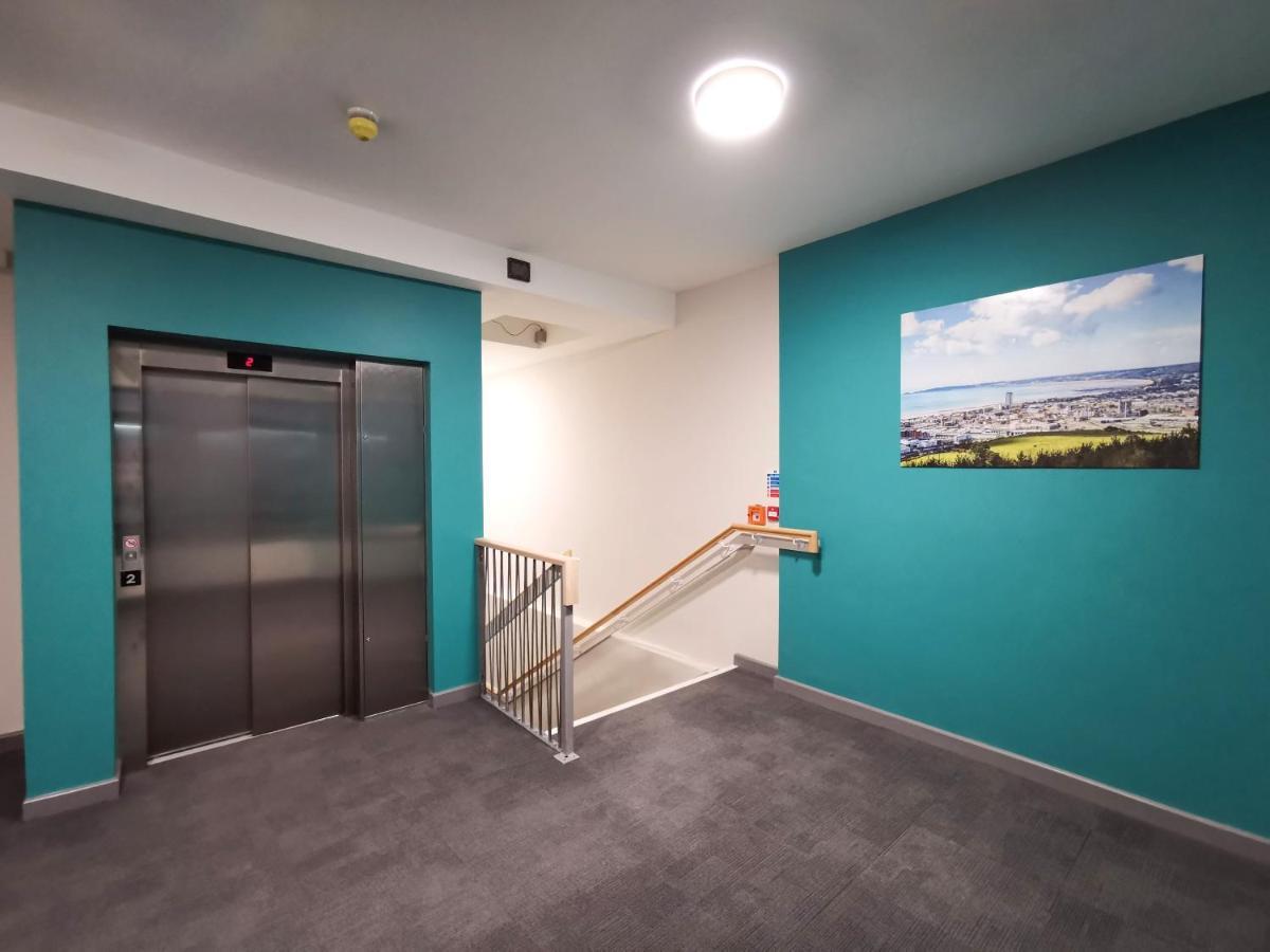 Cwtsh Hostel Σουόνσι Εξωτερικό φωτογραφία The lift at the entrance of the station