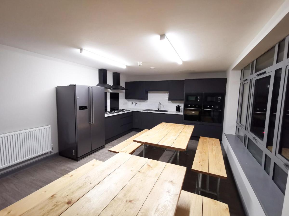 Cwtsh Hostel Σουόνσι Εξωτερικό φωτογραφία The kitchen at the new student village