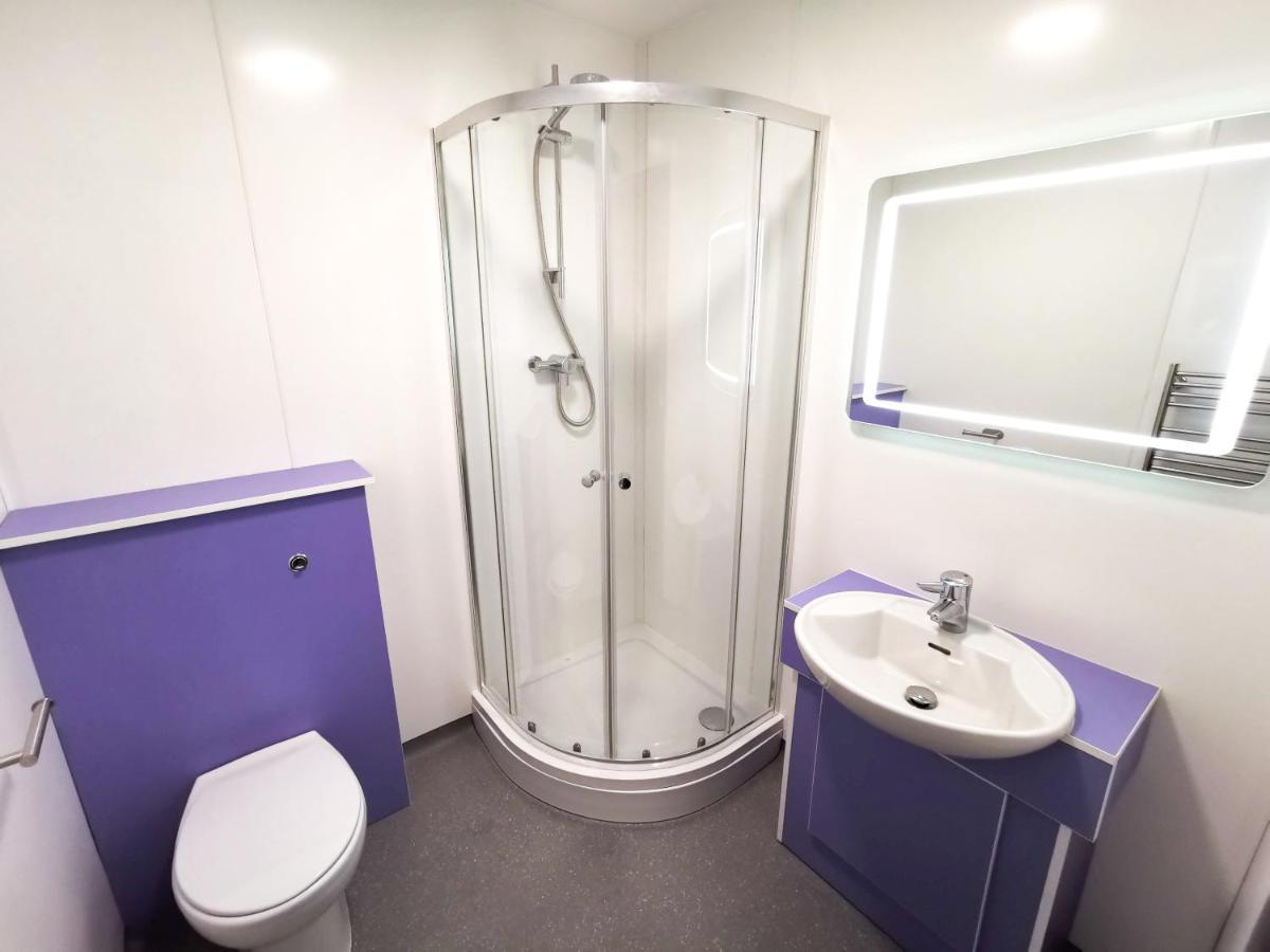 Cwtsh Hostel Σουόνσι Εξωτερικό φωτογραφία A shower cubicle