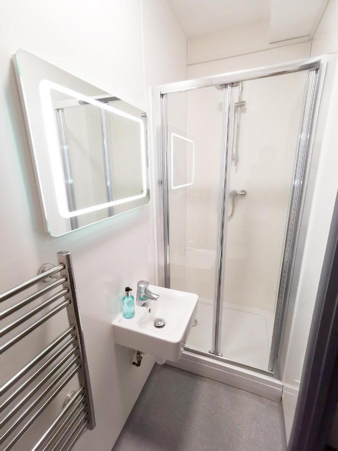 Cwtsh Hostel Σουόνσι Εξωτερικό φωτογραφία A shower cubicle