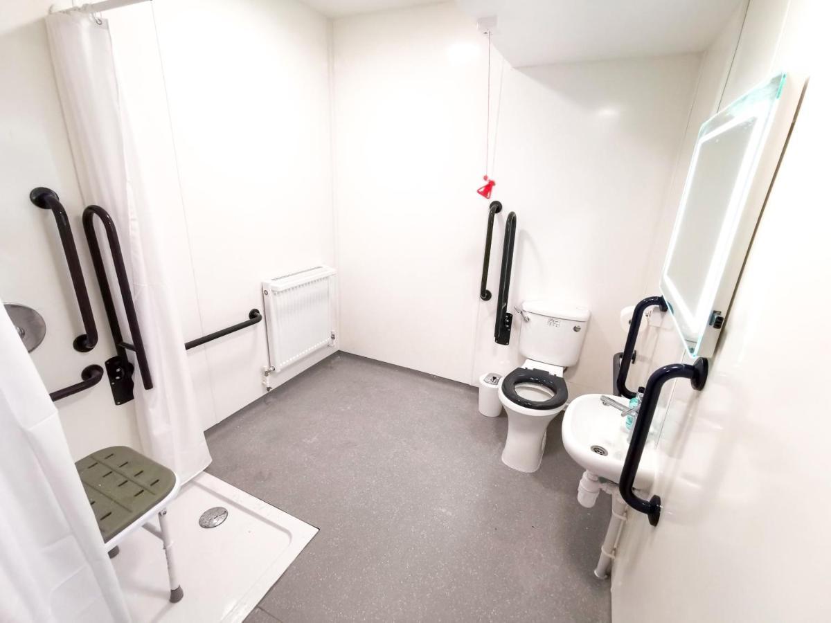 Cwtsh Hostel Σουόνσι Εξωτερικό φωτογραφία Disabled toilet with alarm bell