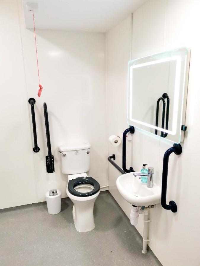 Cwtsh Hostel Σουόνσι Εξωτερικό φωτογραφία Disabled toilet with disabled facilities grant equipment