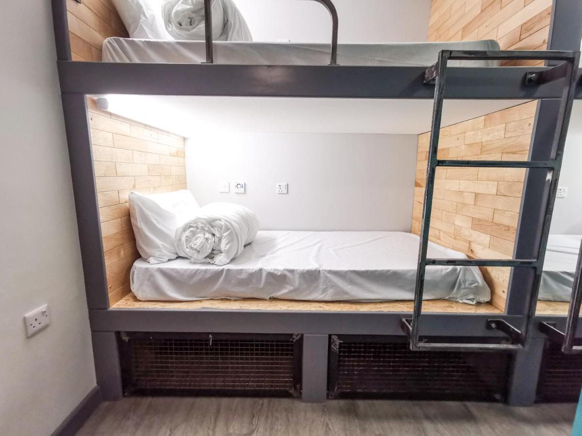 Cwtsh Hostel Σουόνσι Εξωτερικό φωτογραφία A bunk bed in a hostel