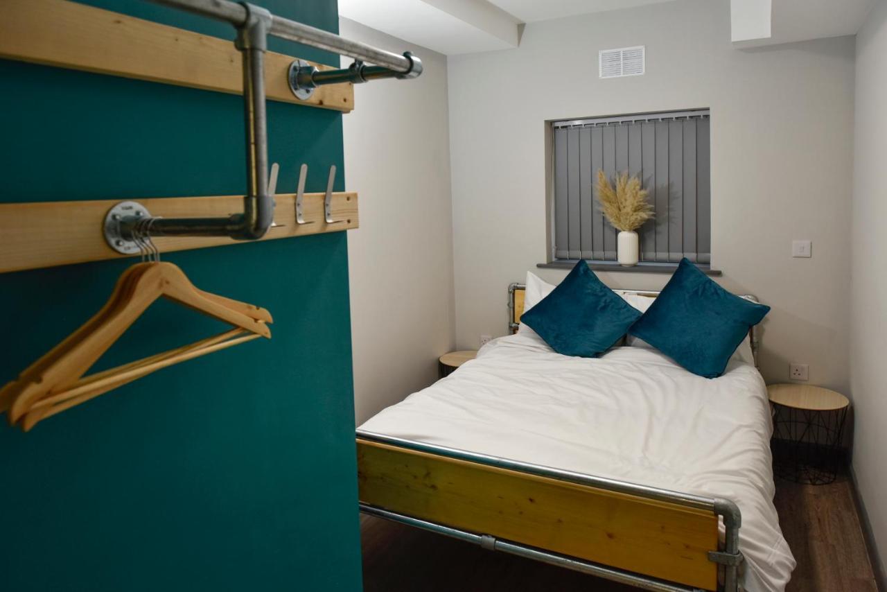 Cwtsh Hostel Σουόνσι Εξωτερικό φωτογραφία A bedroom at the hotel