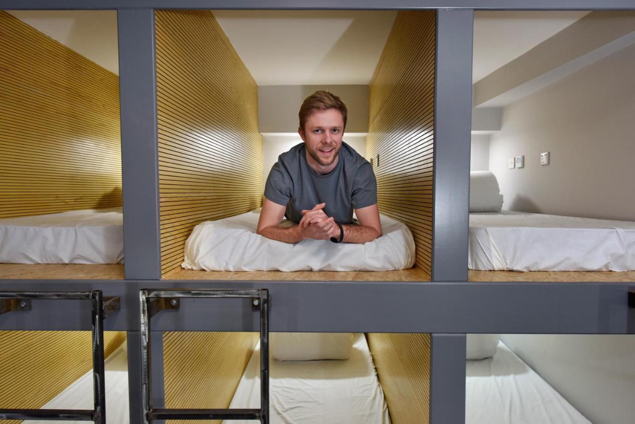 Cwtsh Hostel Σουόνσι Εξωτερικό φωτογραφία A guest in a capsule at the hotel
