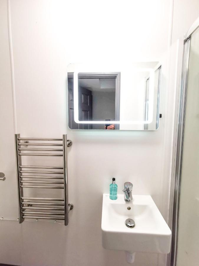 Cwtsh Hostel Σουόνσι Εξωτερικό φωτογραφία A heated towel rail