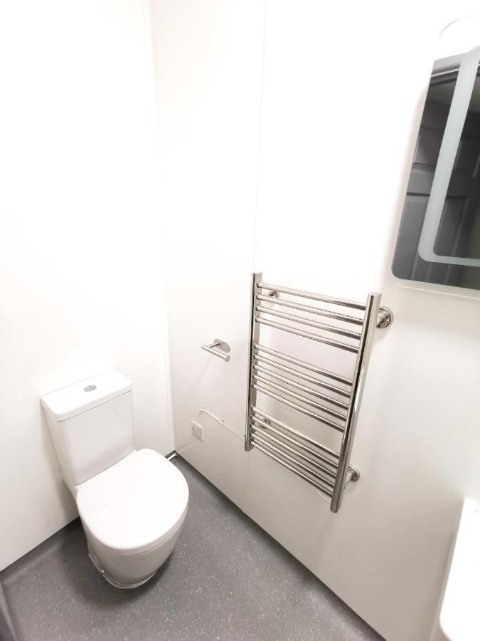 Cwtsh Hostel Σουόνσι Εξωτερικό φωτογραφία A heated towel rail
