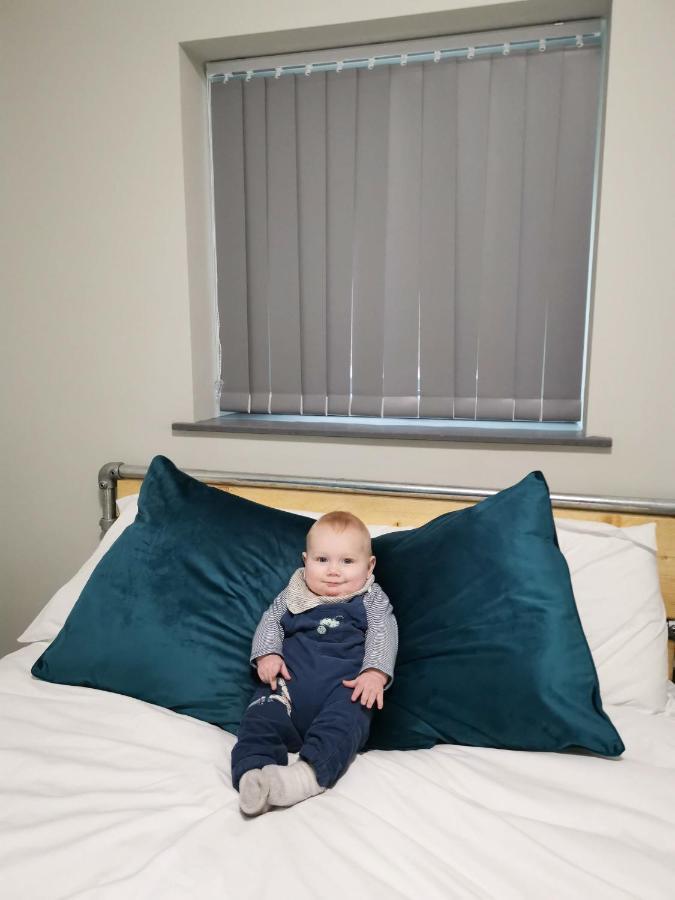 Cwtsh Hostel Σουόνσι Εξωτερικό φωτογραφία A baby on a bed