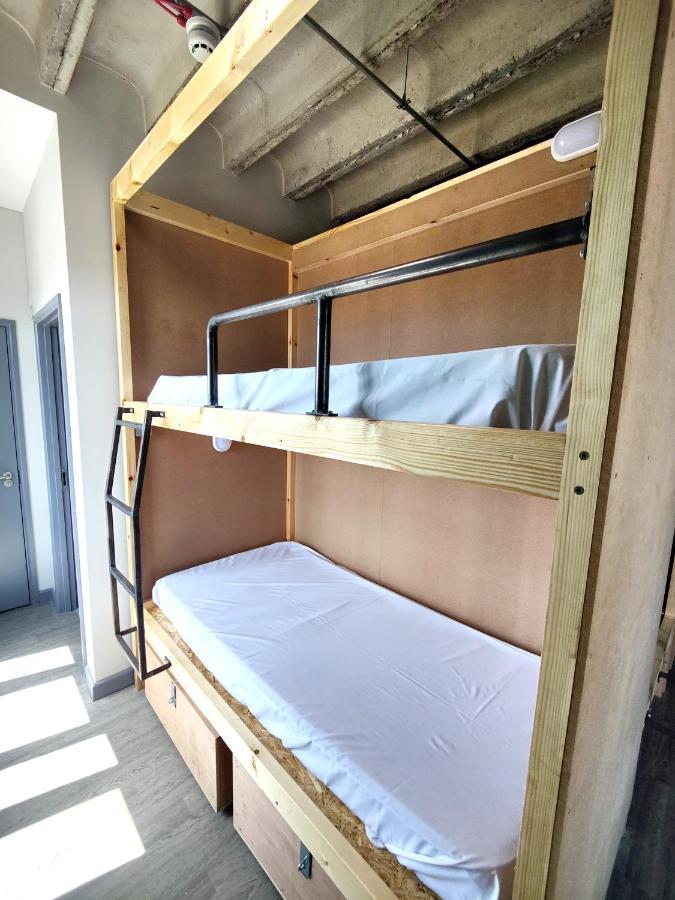 Cwtsh Hostel Σουόνσι Εξωτερικό φωτογραφία Bunk beds in a hostel