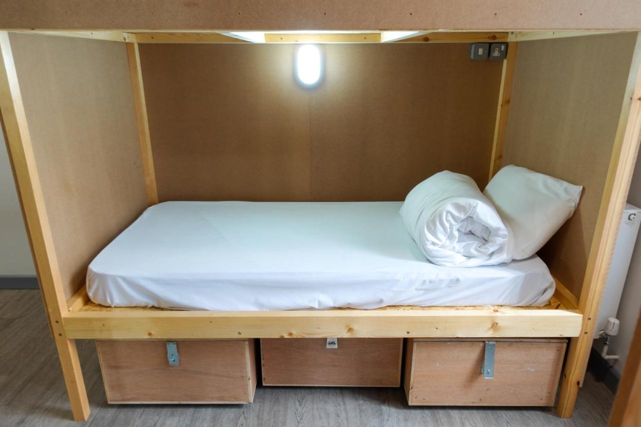 Cwtsh Hostel Σουόνσι Εξωτερικό φωτογραφία A bunk bed with storage boxes