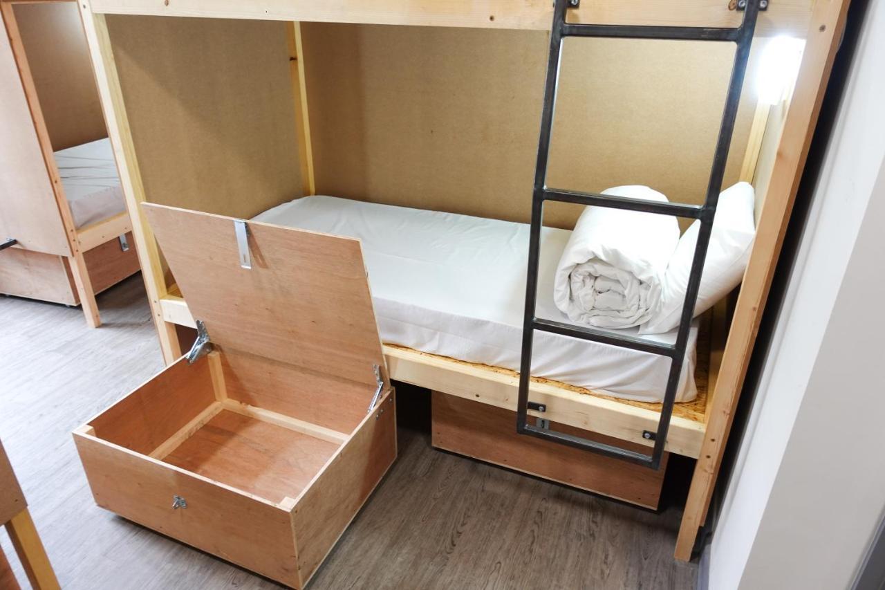 Cwtsh Hostel Σουόνσι Εξωτερικό φωτογραφία A bunk bed with storage underneath