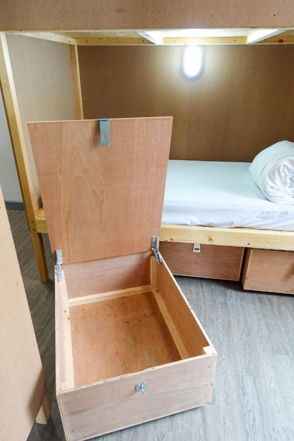 Cwtsh Hostel Σουόνσι Εξωτερικό φωτογραφία A storage box