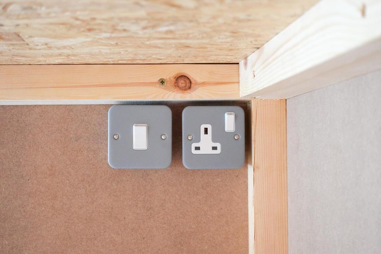 Cwtsh Hostel Σουόνσι Εξωτερικό φωτογραφία A UK light switch and socket