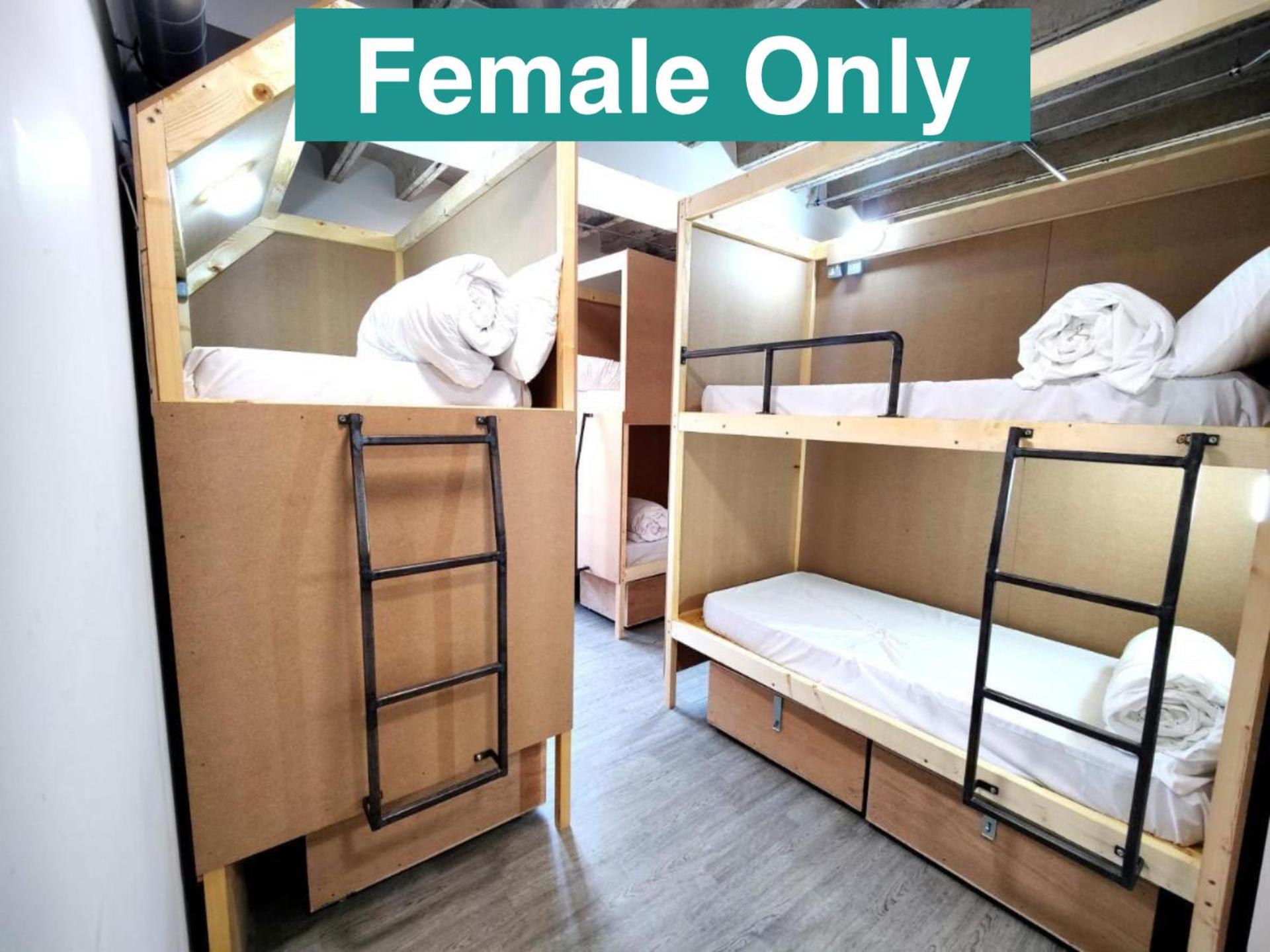 Cwtsh Hostel Σουόνσι Εξωτερικό φωτογραφία Female only dormitory